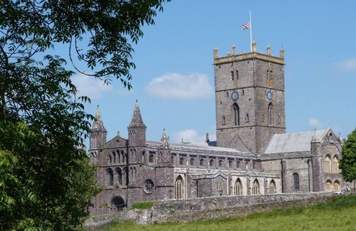 Manorbier Apartment | Bespoke Wood Eco Cabin in Manorbier on the Pembrokeshire Coast.