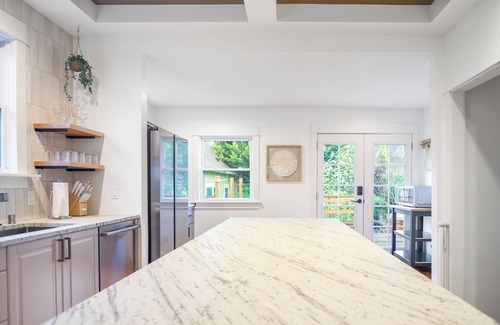 Sabin House | Best Area + Beautiful 5-Bedroom Farmhouse + Oregon Themed + Serene Backyard