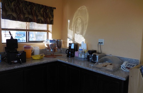 Oildale Hotel | Best Economy Inn n Suites