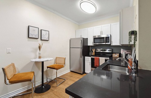 Park West Apartment | Best getaway in Santa Monica w/Gym, Pool, Free Parking
