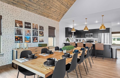 Table Rock Cabin | BEST LAKE VIEWS & Location. Pools, Hot Tub, Game Room! Insta-Worthy! Sleeps 10