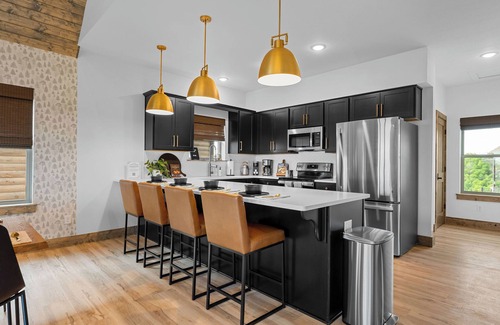 Table Rock Cabin | BEST LAKE VIEWS & Location. Pools, Hot Tub, Game Room! Insta-Worthy! Sleeps 10