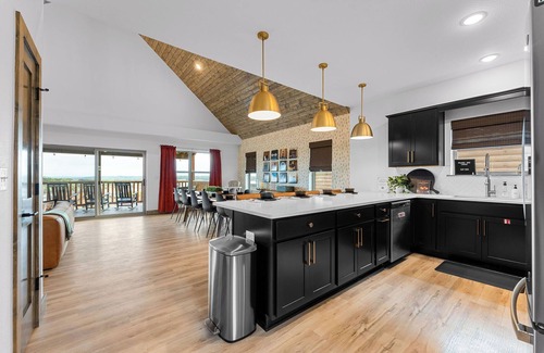 Table Rock Cabin | BEST LAKE VIEWS & Location. Pools, Hot Tub, Game Room! Insta-Worthy! Sleeps 10