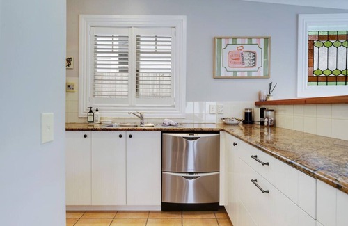 Devonport House | Best of Both Worlds` Gorgeous Villa near Beaches