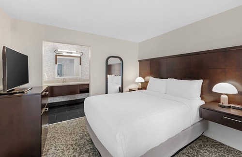 Chatsworth Hotel | Best Place to Stay in Chatsworth! Full Kitchen, Swimming Pool, Free Breakfast!