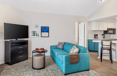 Chatsworth Hotel | Best Place to Stay in Chatsworth! Full Kitchen, Swimming Pool, Free Breakfast!