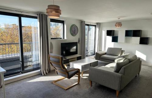 Southampton City Centre Apartment | BEST PRICE! - HUGE 3 Bed 2 Bath City Centre Newly Refurbished Apartment, Up to 7 guests - FREE SECURE PARKING - SMART TV - SINGLES OR KING SIZE BEDS
