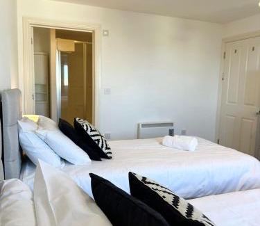 Southampton City Centre Apartment | BEST PRICE! - HUGE 3 Bed 2 Bath City Centre Newly Refurbished Apartment, Up to 7 guests - FREE SECURE PARKING - SMART TV - SINGLES OR KING SIZE BEDS