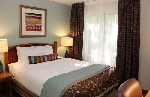 Vancouver Resort | Best Value, Quality Stay! Near Raymond E. Shaffer Park, Free Breakfast, Pool!