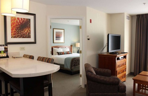 Vancouver Resort | Best Value, Quality Stay! Near Raymond E. Shaffer Park, Free Breakfast, Pool!