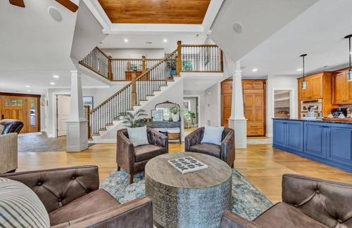 Huddleston Apartment | BEST VIEW~Luxury 8500 Sq Ft~6 bedroom 5 Flex Rooms