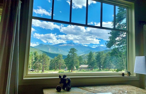 Estes Park House | Best Views-Next to RMNP-Pool-Hot Tub-Fireplace-Coaster Passes-King Bed-A/C-BBQ