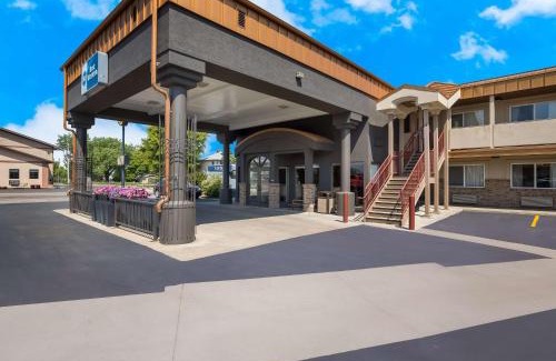 Pinnacles Entrance Badlands Hotel | Best Western Plains Motel