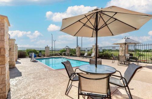 Luling Hotel | Best Western Plus Longhorn Inn & Suites