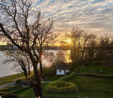 Gehlsdorf Apartment | Beste Lage mit Warnowblick - großer Balkon, zwei Schlafzimmer, Aufzug, Stellplatz