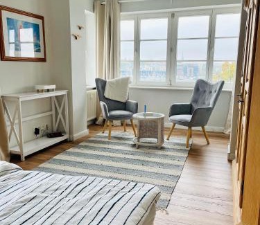 Gehlsdorf Apartment | Beste Lage mit Warnowblick - großer Balkon, zwei Schlafzimmer, Aufzug, Stellplatz