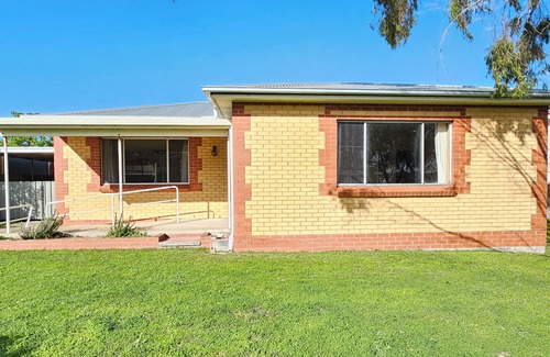 Waterhouse House | Bethanga - Short walk to the heart of Robe -Pets Welcome - Outside Only