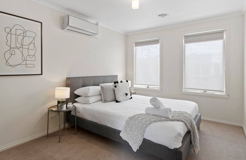 Malvern East House | Bethany in Malvern by Ready Set Stay - WIFI, full linen and towels
