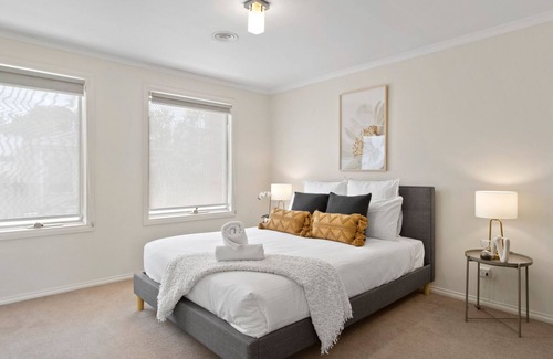 Malvern East House | Bethany in Malvern by Ready Set Stay - WIFI, full linen and towels