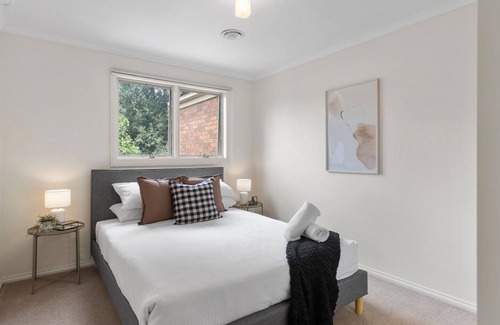 Malvern East House | Bethany in Malvern by Ready Set Stay - WIFI, full linen and towels
