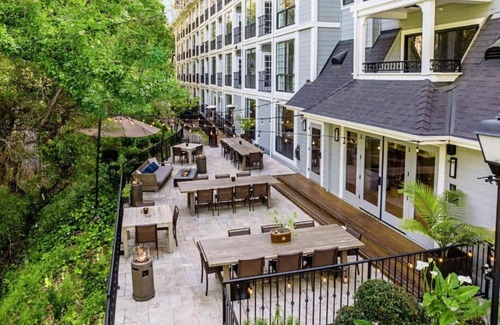 Saratoga House | Between mountain wineries and Silicon Valley