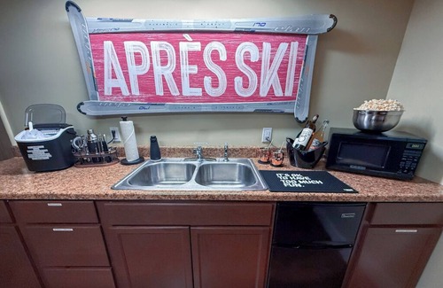 Warren House | Between the Pines-Hot Tub Bliss🎿Game Room, Firepit & Pet Friendly!