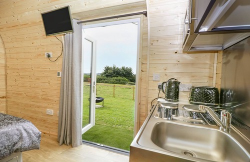 Cross Cottage | BEULAH, pet friendly, with hot tub in Axbridge