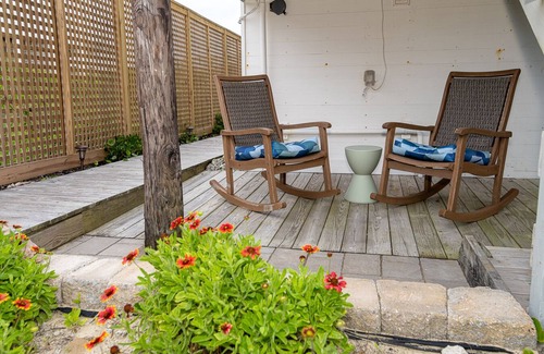 Atlantic Beach Apartment | Bev's Beachfront Bungalow