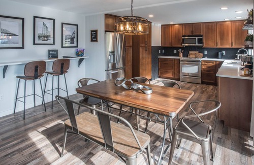 Vancouver House | Beverly Heights Retreat