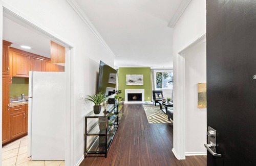 Beverly Hills Apartment | Beverly Hills Gem 1 BR Apt + Parking, Pool Access