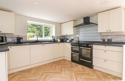 Skipsea Cottage | BEWHOLME, pet friendly, with hot tub in Skipsea