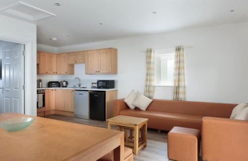 Wroxham House | Bewick Swan - Ukc2111