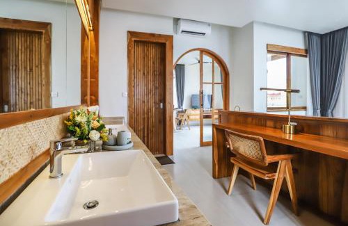 Lodtunduh Villa | Beyond Villa 3BDR, 2 FL, 2 Pools, 2 Living Rooms