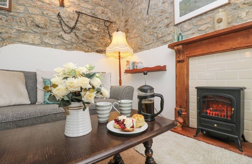Liskeard Cottage | BICKLE BICE COTTAGE, pet friendly, with a garden in Minions