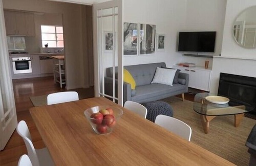 Middle Park Apartment | Big A1 Art Deco Apt. + stunning city & beach views