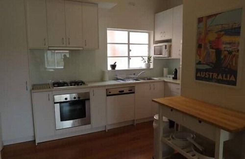 Middle Park Apartment | Big A1 Art Deco Apt. + stunning city & beach views