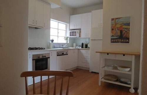 Middle Park Apartment | Big A1 Art Deco Apt. + stunning city & beach views
