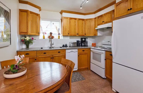 Vancouver South Apartment | BIG BRIGHT BEAUTIFUL Garden Suite off Main Street with Comfy New KING BED