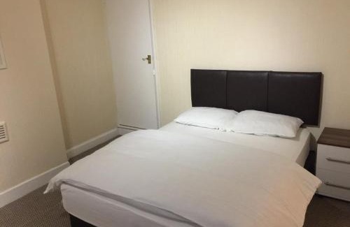 Aylestone House | Big Bright Room in Leicester