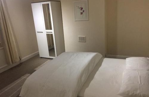 Aylestone House | Big Bright Room in Leicester