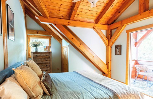 Old Fort House | Big Cabin near Asheville w/Hot Tub, Ping Pong, Pool Table, King Beds & More!