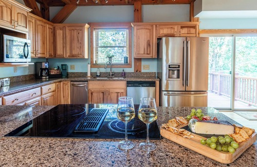 Old Fort House | Big Cabin near Asheville w/Hot Tub, Ping Pong, Pool Table, King Beds & More!