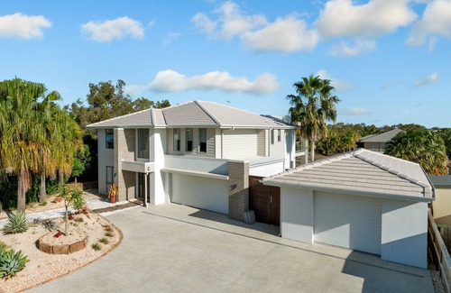 Banksia Beach House | BIG CANAL FAMILY HOME w POOL, PETS OK