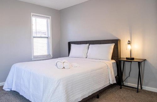 Detroit Apartment | Big Central Stylish 3 BR/ 3 bath Townhouse. Game room . Home office.