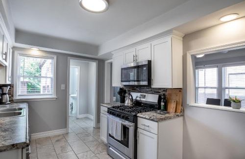 Detroit Apartment | Big Central Stylish 3 BR/ 3 bath Townhouse. Game room . Home office.