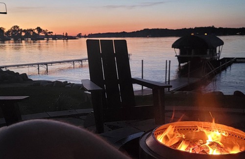 Audubon House | BIG CORMORANT 3 bedroom house with WiFi, AC. 4th bedroom lakeside with A/C.