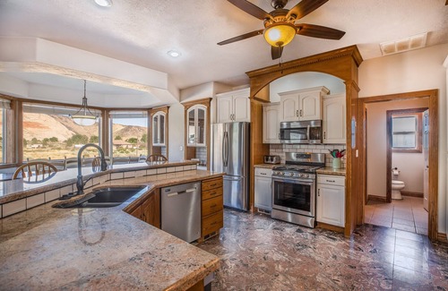 St. George House | Big Families, Private Pool + Pickle ball, Hot Tub, Exercise + Secret Room, Games