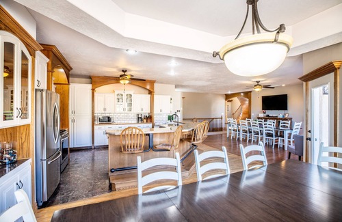 St. George House | Big Families, Private Pool + Pickle ball, Hot Tub, Exercise + Secret Room, Games
