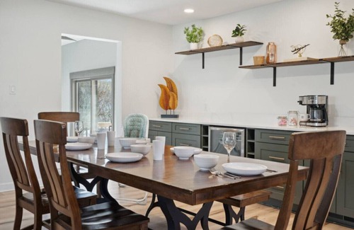 Des Moines Apartment | Big Groups~Game Room~5Bedroom~Kids Toys~Office