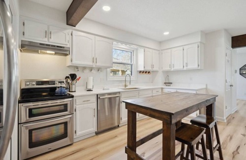 Des Moines Apartment | Big Groups~Game Room~5Bedroom~Kids Toys~Office